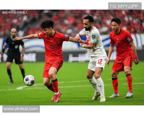 足球明星亲密互动瞬间揭秘友谊与竞争交织的场景 足球明星亲密互动瞬间揭秘友谊与竞争交织的场景