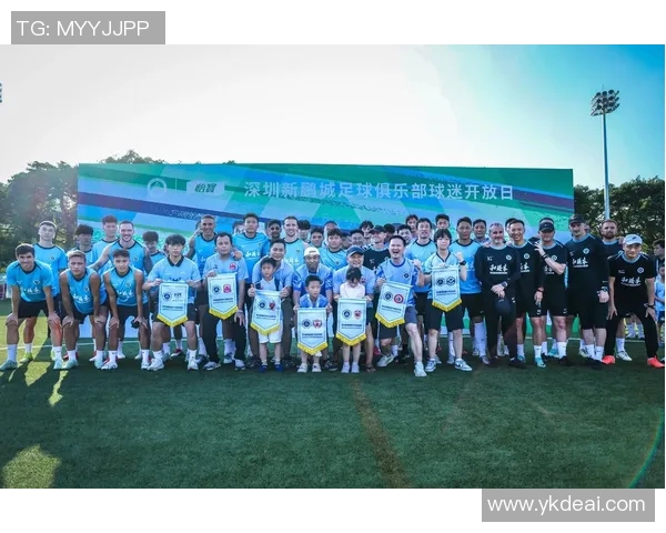 足球明星与球迷亲密互动瞬间精彩回顾珍贵照片分享 足球明星与球迷亲密互动瞬间精彩回顾珍贵照片分享